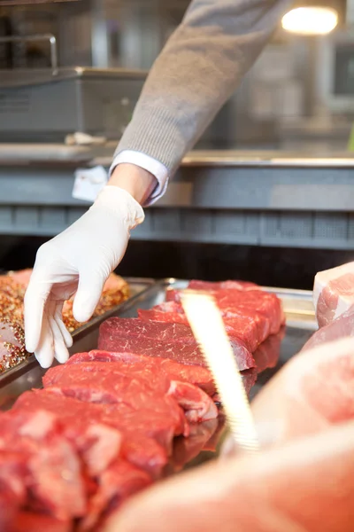 Покупка свежего мяса — стоковое фото