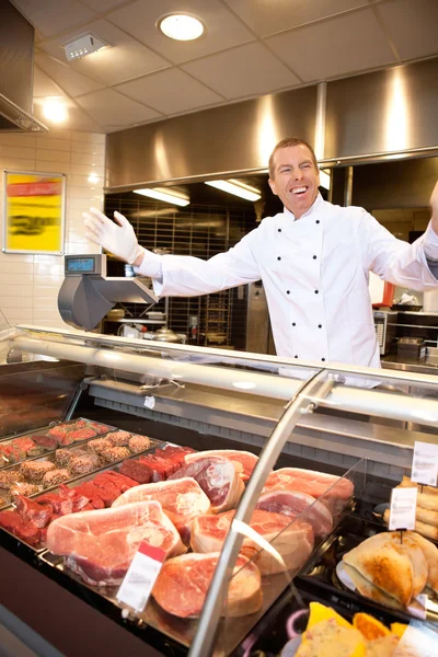 Vers vlees met vrolijke slager — Stockfoto