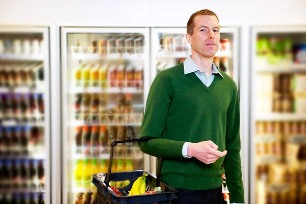 Mann im Lebensmittelladen — Stockfoto