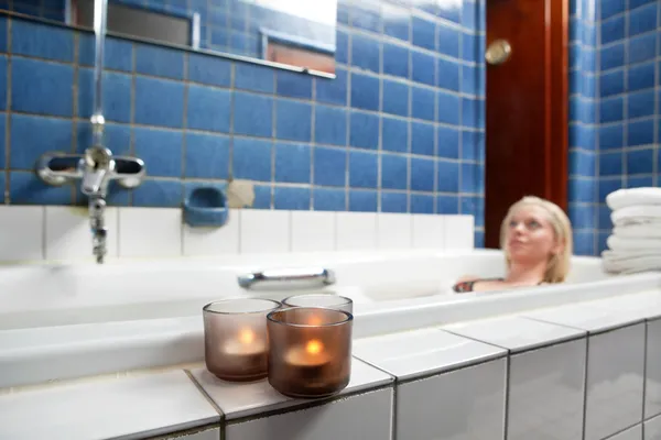 Vacker ung kvinna avkopplande i badkar — Stockfoto