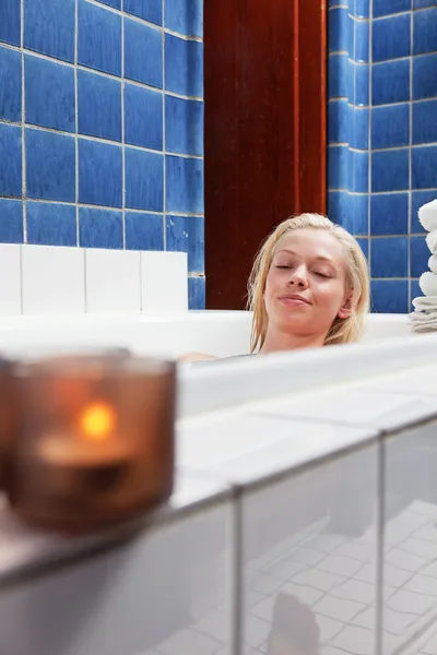 Красива молода жінка у ванні з закритими очима — стокове фото