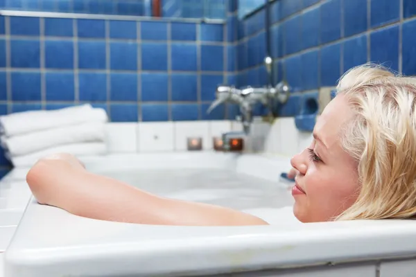 Ung blond leende kvinnor i badkar — Stockfoto