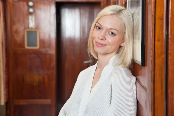Porträtt av vackra leende ung blond kvinna — Stockfoto