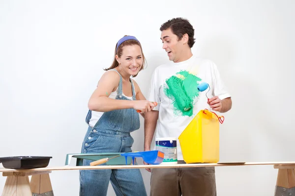 Frau bemalt Hemd ihres Freundes mit Farbe — Stockfoto