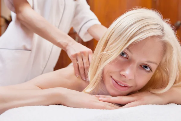 Donna bionda che fa un massaggio in una spa — Foto Stock