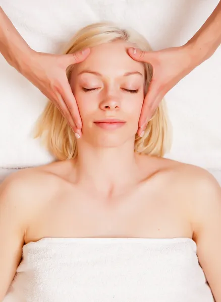 Уменьшить стресс массаж головы — стоковое фото