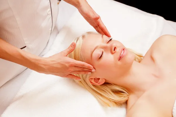 Donna che riceve massaggio Spa — Foto Stock