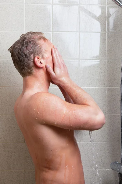 Мужчина принимает душ — стоковое фото