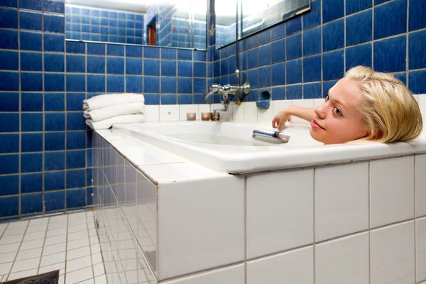 Γυναίκα στην μπανιέρα σε μπλε δωμάτιο — Φωτογραφία Αρχείου
