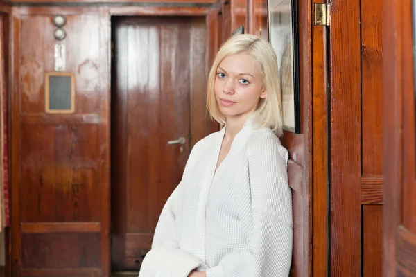 Portret van aantrekkelijke jonge blonde vrouw — Stockfoto