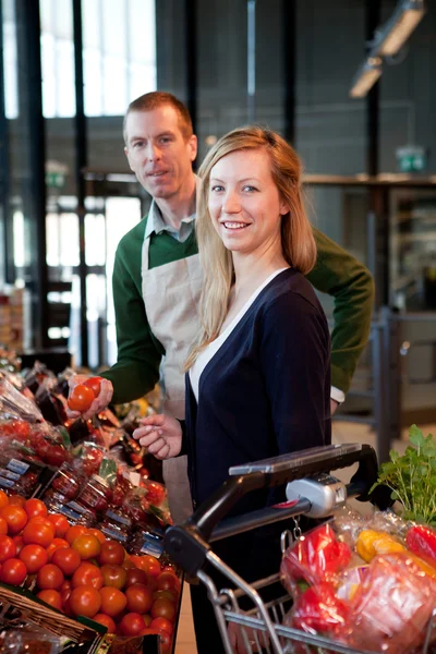 Supermarktfrau und Verkäuferin — Stockfoto