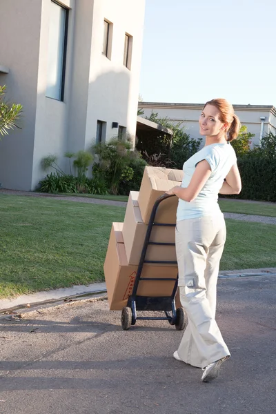 Pretty woman moving to a new house — Stock Photo, Image