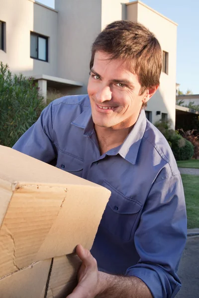 Портрет улыбающегося мужчины с коробкой — стоковое фото