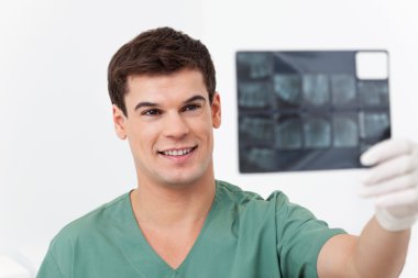 Röntgen tutan dişçi