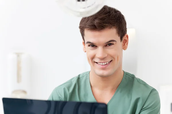 Gülümseyen genç diş asistanı — Stok fotoğraf