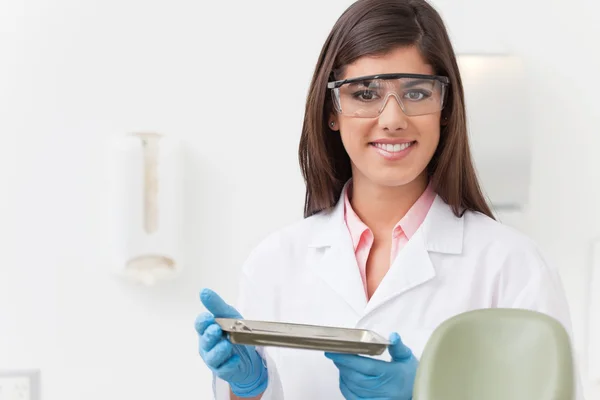 Стоматолог держит поднос стоматологических инструментов — стоковое фото
