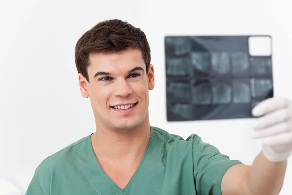 Zubař držící rentgen — Stock fotografie