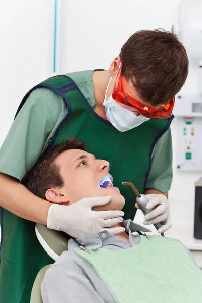 Pacient navštívit zubaře — Stock fotografie