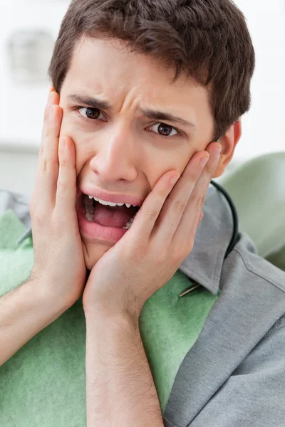 Uomo spaventato in clinica dentale — Foto Stock