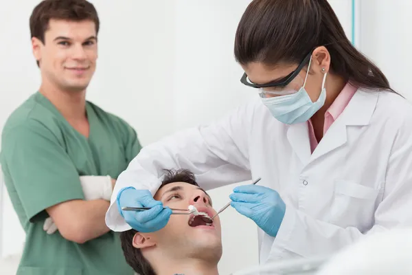Dentist procedure of cleaning teeth — Stock Photo, Image
