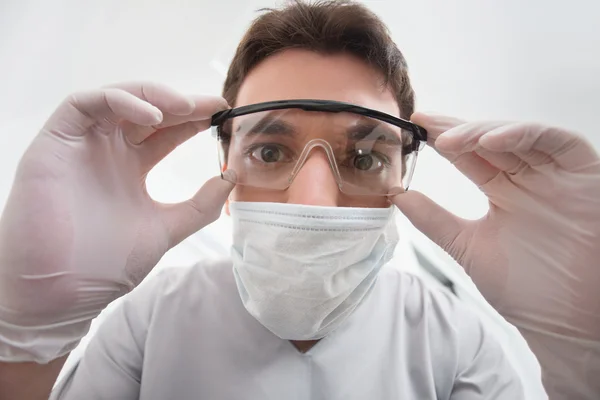 Dentista ajustando óculos — Fotografia de Stock
