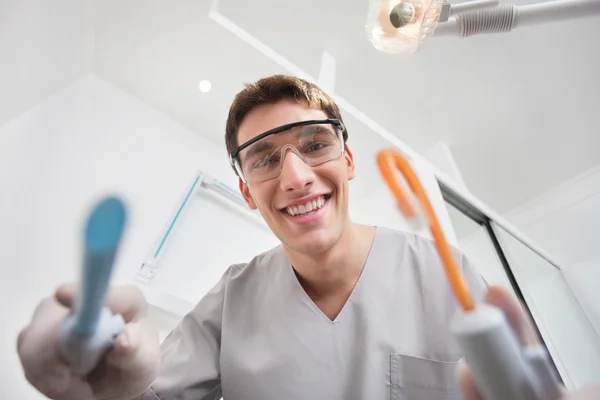 Стоматолог тримає зубні інструменти — стокове фото