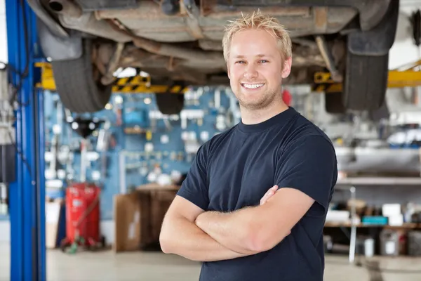 Portrét smějící se mechanik — Stock fotografie