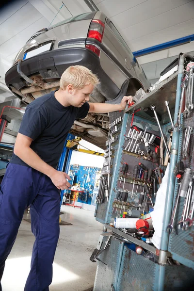 Mekaniker tittar på reparera verktyg — Stockfoto