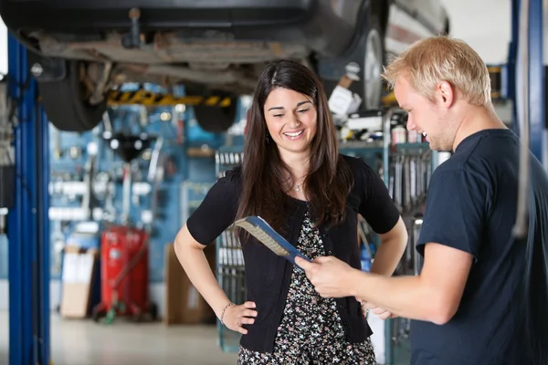 Šťastné ženy zákazník mechanik — Stock fotografie