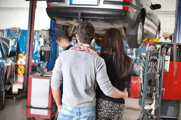 Вид сзади на молодую пару в гараже — стоковое фото