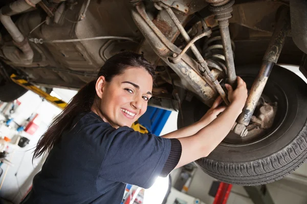 Portret van lachende jonge vrouwelijke mechanic — Stockfoto