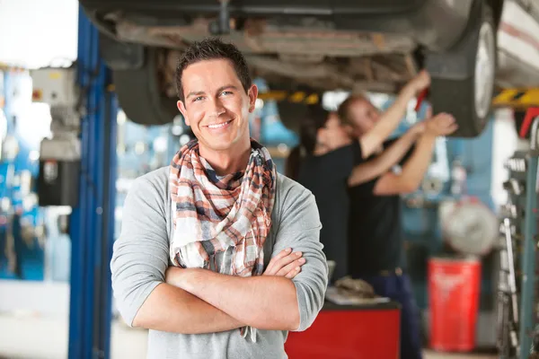 Felice cliente nel negozio di riparazione auto — Foto Stock