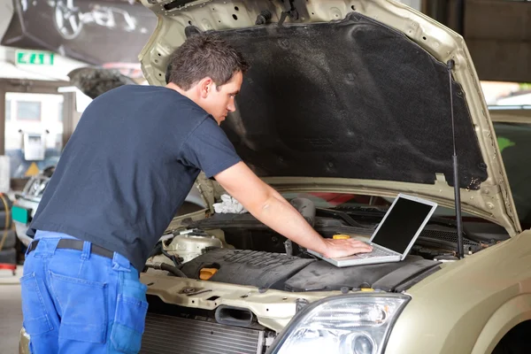 Mechanic using laptop — Stock Photo, Image