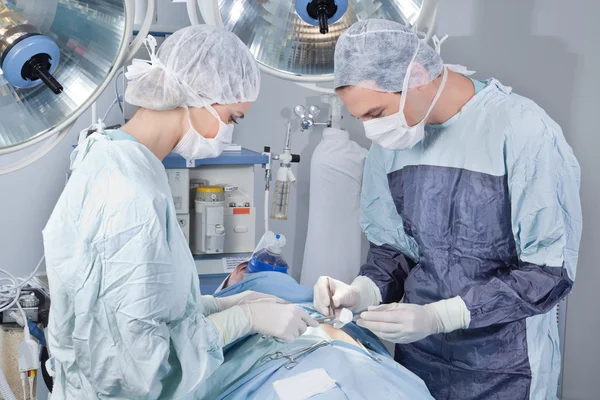 Хірург, що керує пацієнтом — стокове фото