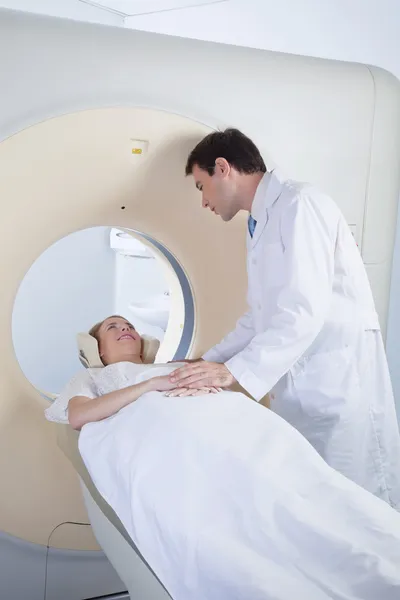 Женщина, проходящая компьютерную томографию — стоковое фото