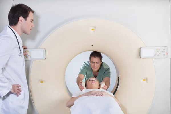 Infirmière masculine préparant le patient au test CT — Photo