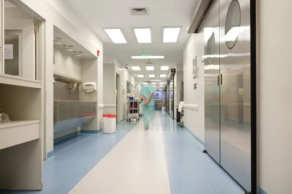 Dottore che cammina attraverso il corridoio dell'ospedale — Foto Stock