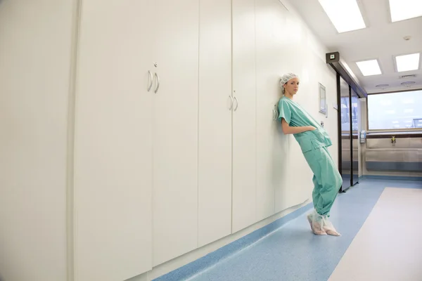 Молодая женщина-врач в коридоре — стоковое фото