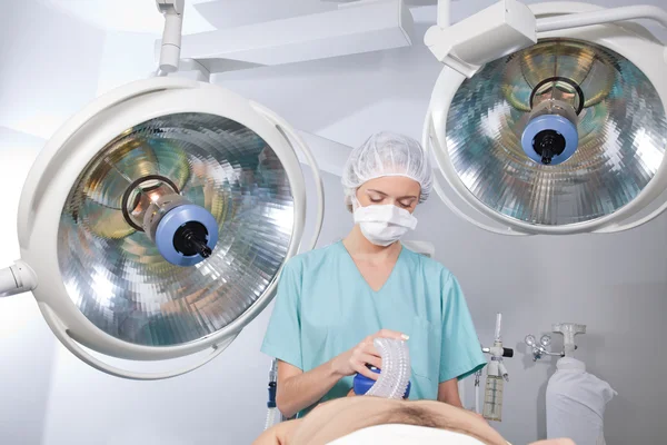 Anestesista in sala operatoria — Foto Stock