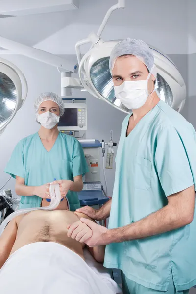 Хирург ухаживает за пациентом — стоковое фото