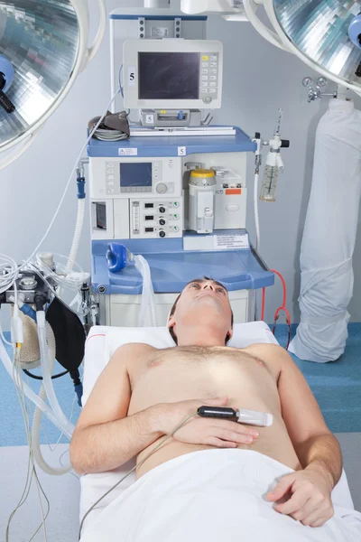 Patient couché dans le bloc opératoire — Photo