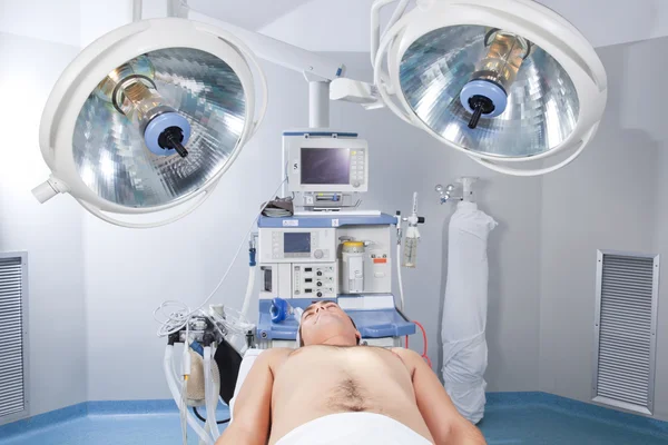 Pacjent leży nieprzytomny w sale operacyjne — Zdjęcie stockowe