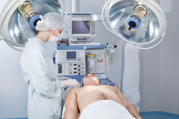 Χειρουργός ελέγχου ασθενή πριν την λειτουργία — Φωτογραφία Αρχείου
