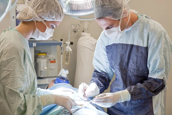 Врач оперирует пациента — стоковое фото