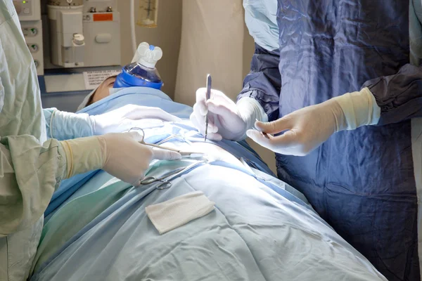 Пациент проходит через операцию — стоковое фото