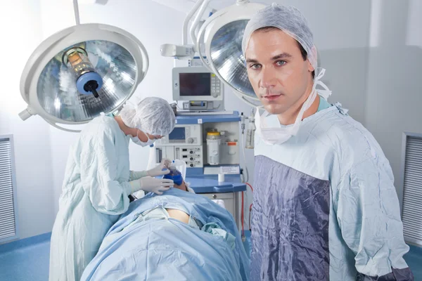 Мужчина врач уверен в себе во время операции — стоковое фото