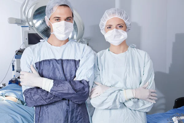 Молодые уверенные хирурги — стоковое фото