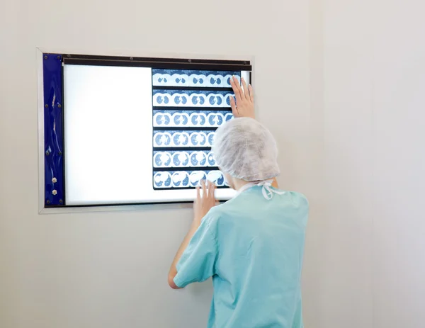 Доктор осматривает рентгеновские снимки — стоковое фото