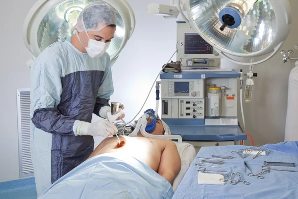 Мужской врач, выполняющий операцию — стоковое фото