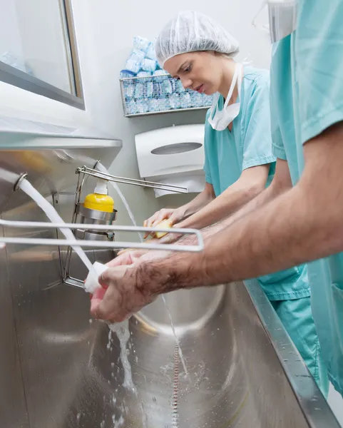 Хирурги моют руки — стоковое фото